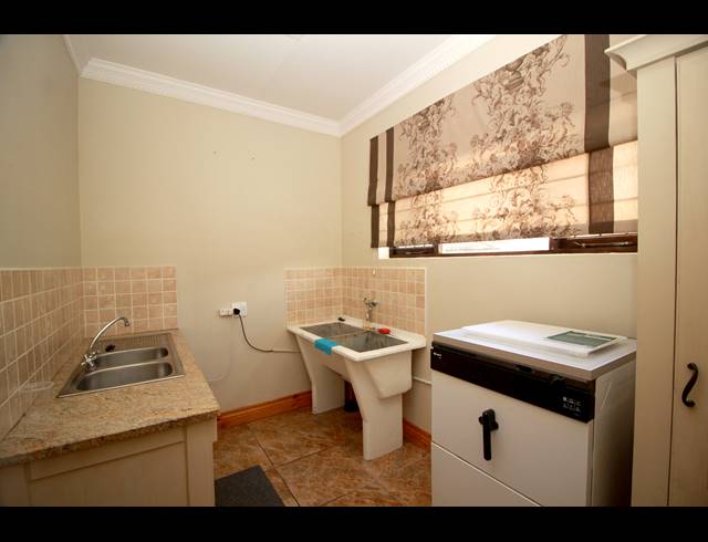 4 BEDROOM HOUSE FOR SALE IN HARTENBOS CENTRAL